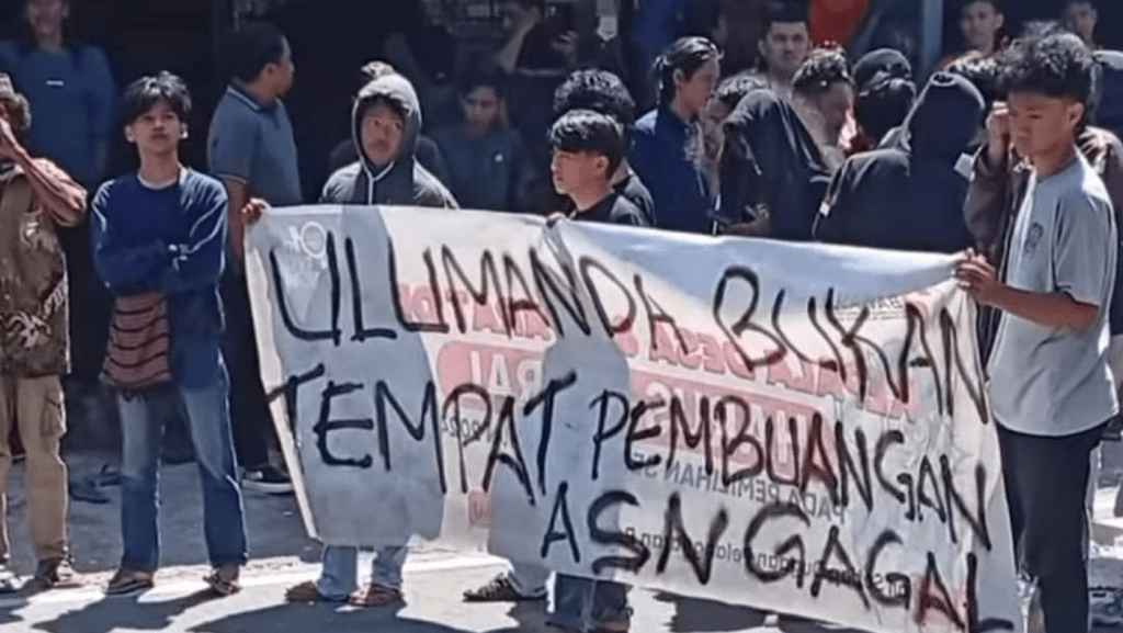 Warga demo menutup Jalan Trans Sulawesi di Kabupaten Majene, Sulawesi Barat (Sulbar).