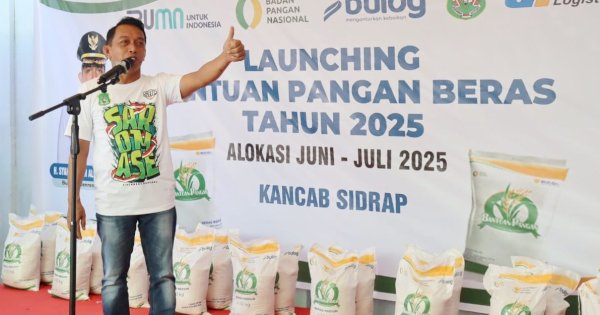 Bupati Sidenreng Rappang (Sidrap), Syaharuddin Alrif, memimpin launching dan penyaluran Bantuan Pangan Beras Tahun 2025.