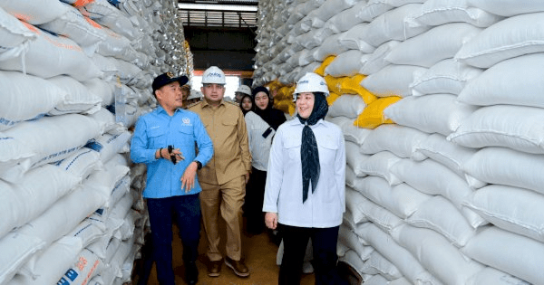 Wakil Gubernur Sulawesi Selatan, Fatmawati Rusdi, mendampingi Ketua Komisi IV DPR RI, Siti Hediati Soeharto, dalam kunjungan kerja ke Kompleks Pergudangan Panaikang, Perum Bulog Makassar.