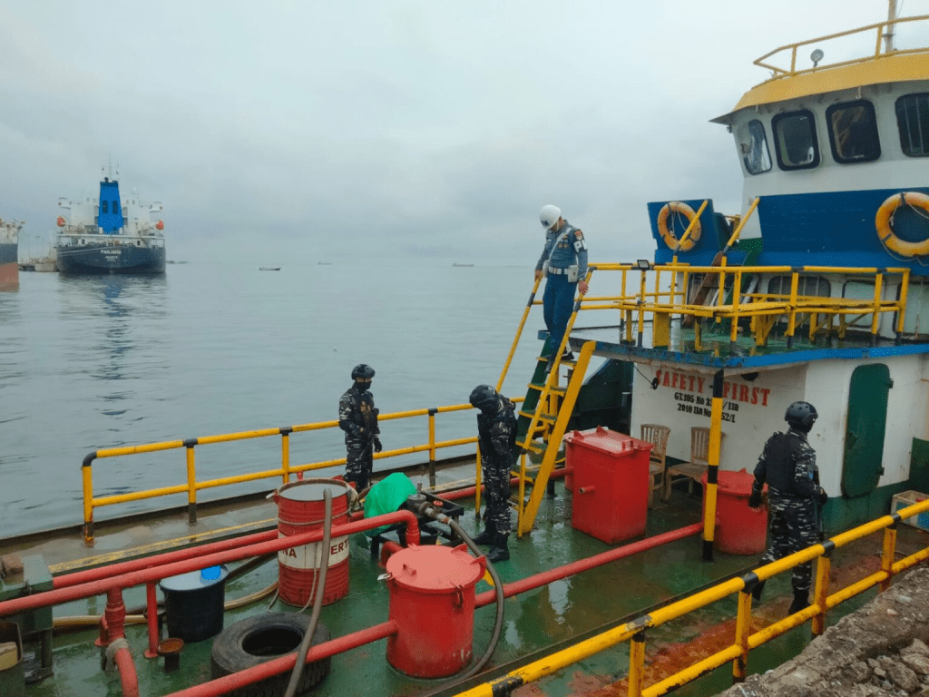 Kodaeral VI Makassar Sita Dua Kapal SPOB dan Tujuh Truk Tangki BBM&nbsp;Ilegal